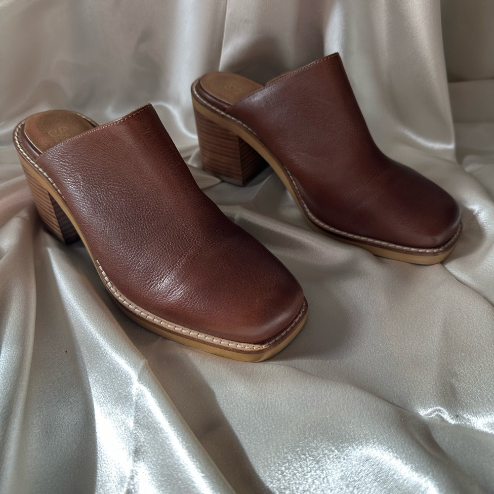 Women’s Seychelles Size 8 square toe mules